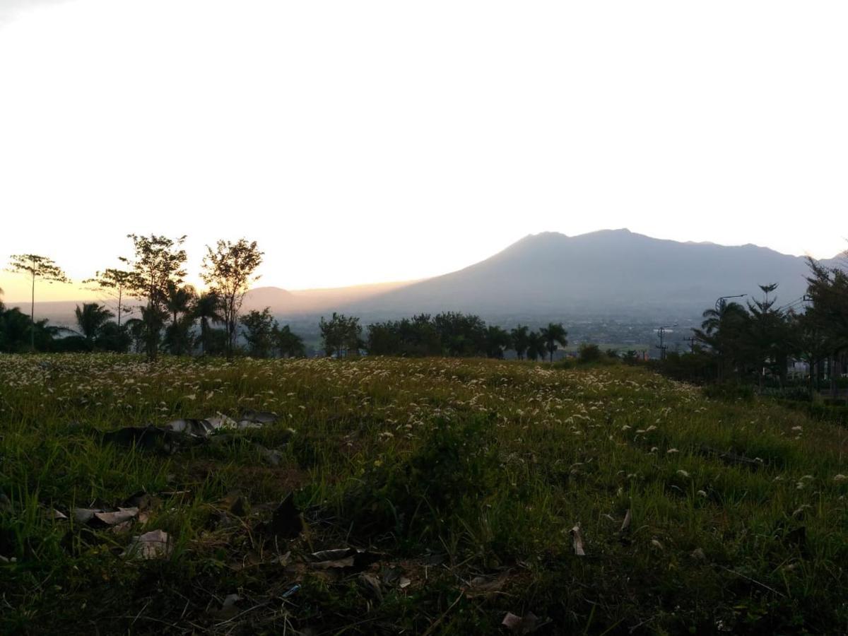 Villa Malang Puncak Buring Exterior foto